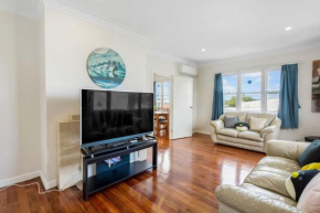 The Brickstone Home with Deck and Parking, Auckland